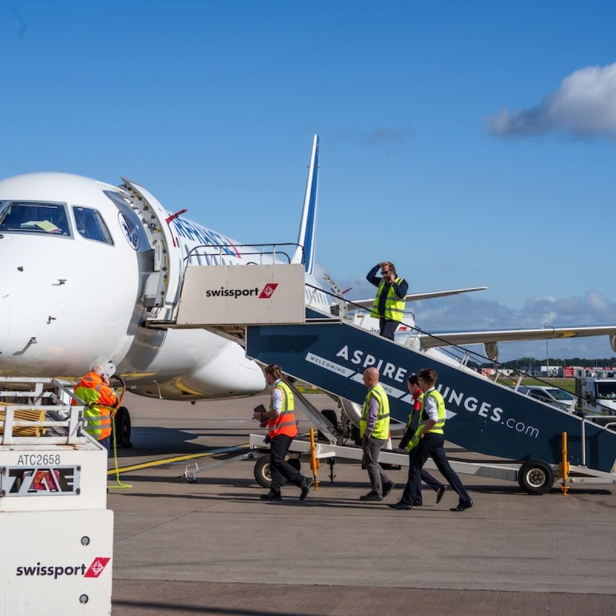 Swissport Team working on plane on ramp