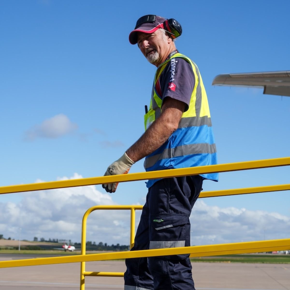 Team Leader Swissport leaving baggage hold