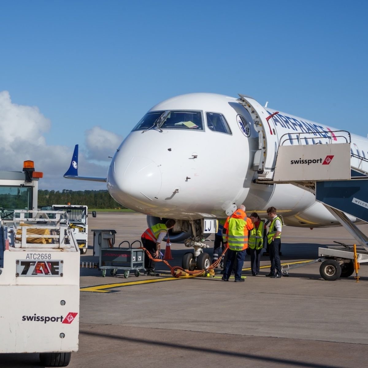 Swissport Ramp Operations with an Air France plane