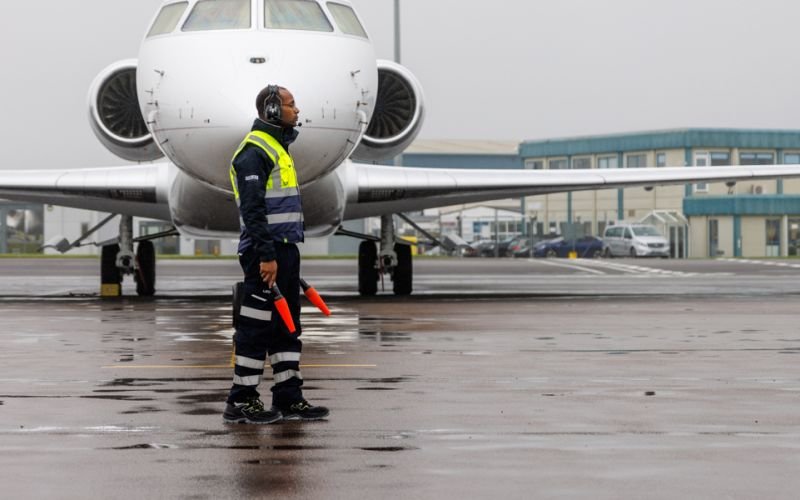 Ramp agent with buttons in front of a plane